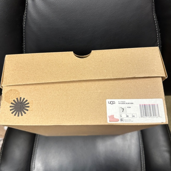 NIB! RARE! UGG Women's Classic Bling Mini Boots In Pink Sheepskin Size US7/EU 38 - Picture 9 of 9